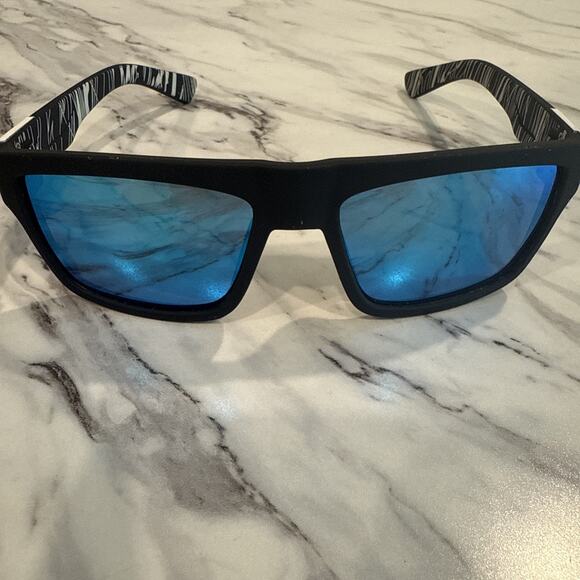Quiksilver polarized mirror sunglasses. - Picture 1 of 6